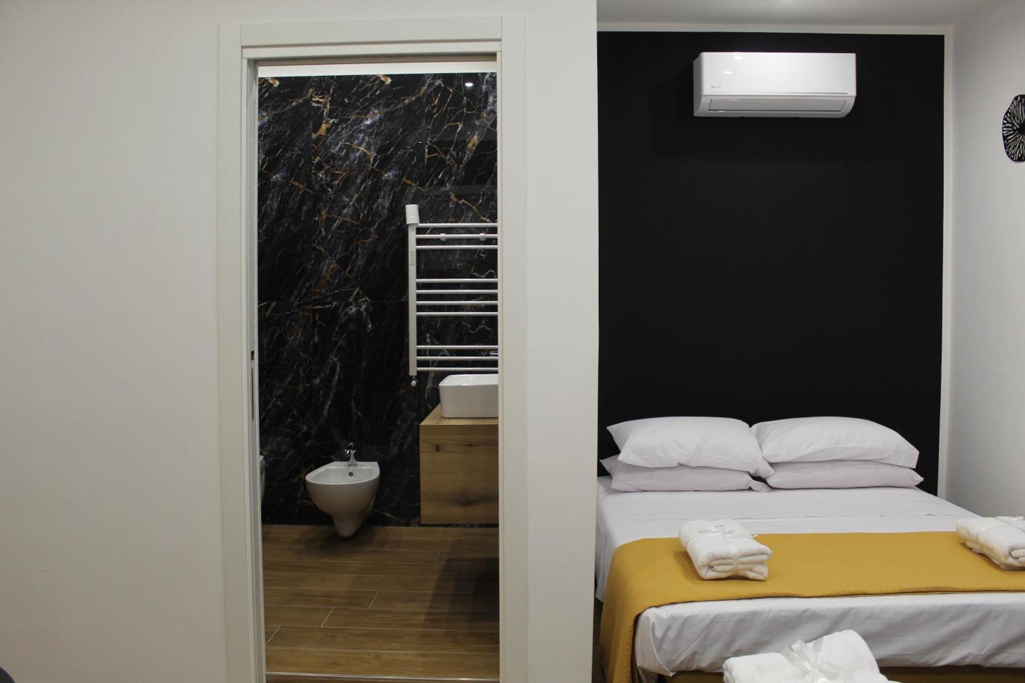 Blackwoody Contemporary Rooms - Napoli Centro Storico Exterior foto